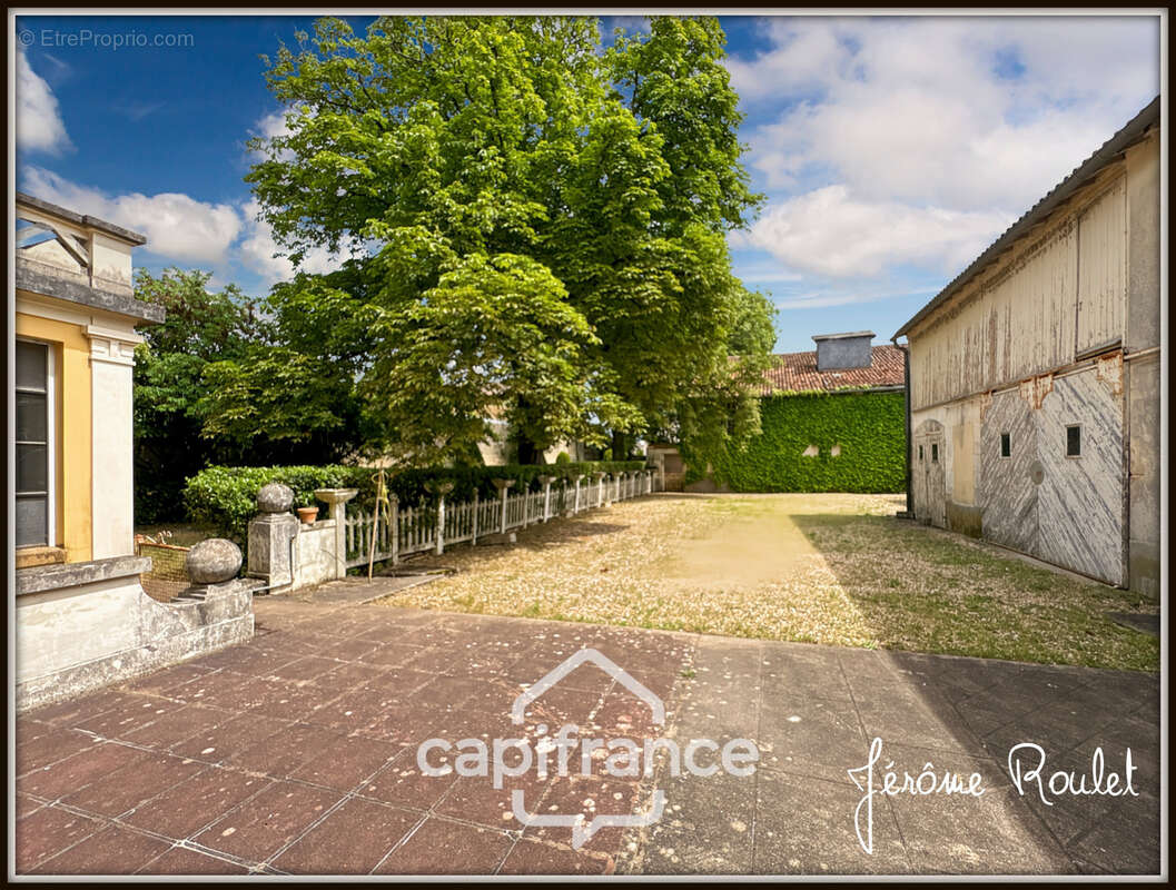 Hyper centre Neuville-de-Poitou – Maison de caractère 305 m² – Jardin, garages et fort potentiel - photo 30