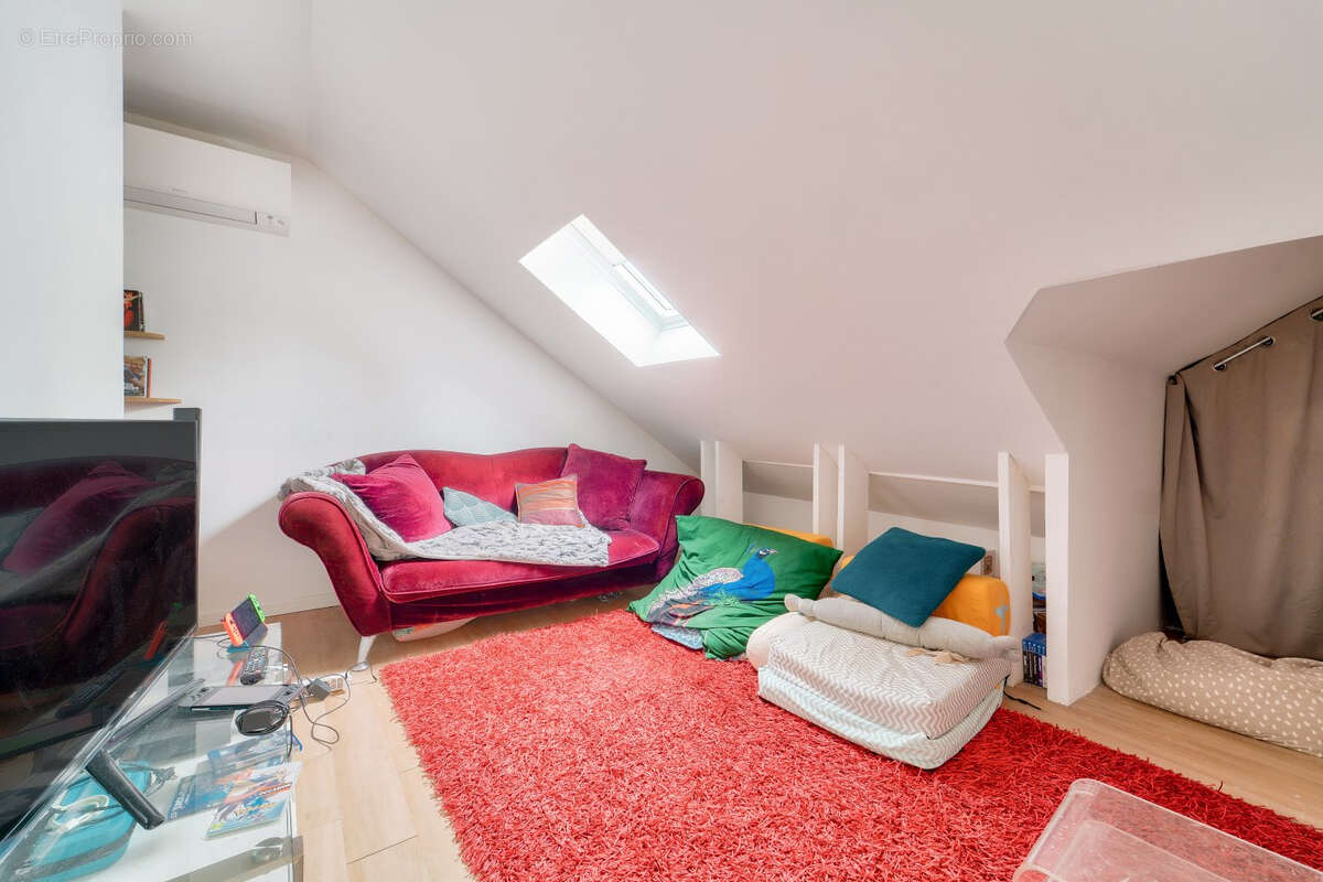 Belle Maison familiale de 265 m² rénovée sur un terrain arboré de 1 229m² ? Les Loges-en-Josas (quartier La Garenne) - photo 12