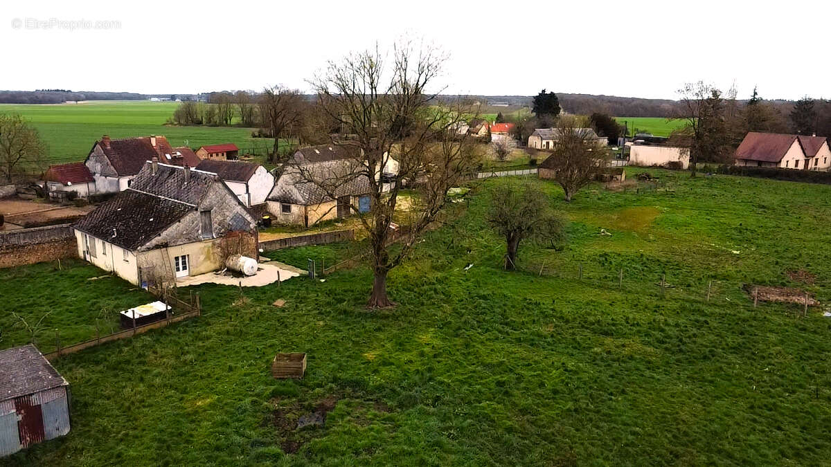 Maison à LES CORVEES-LES-YYS