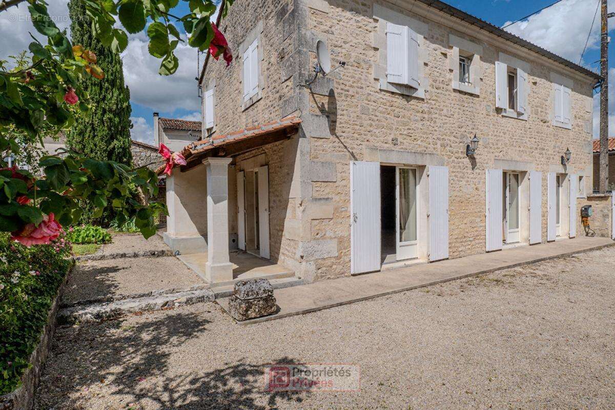 Maison à HIERSAC