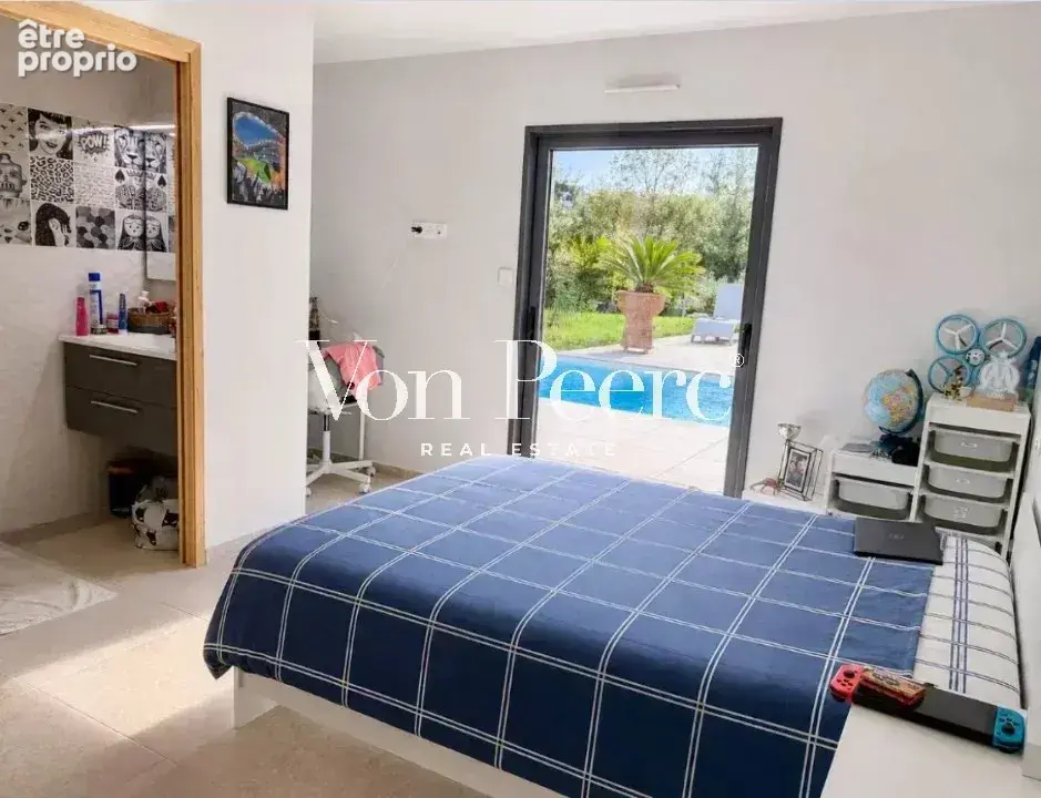 A Mollégès : A vendre maison contemporaine de plain-pied, 5 chambres avec jardin et piscine - photo 9