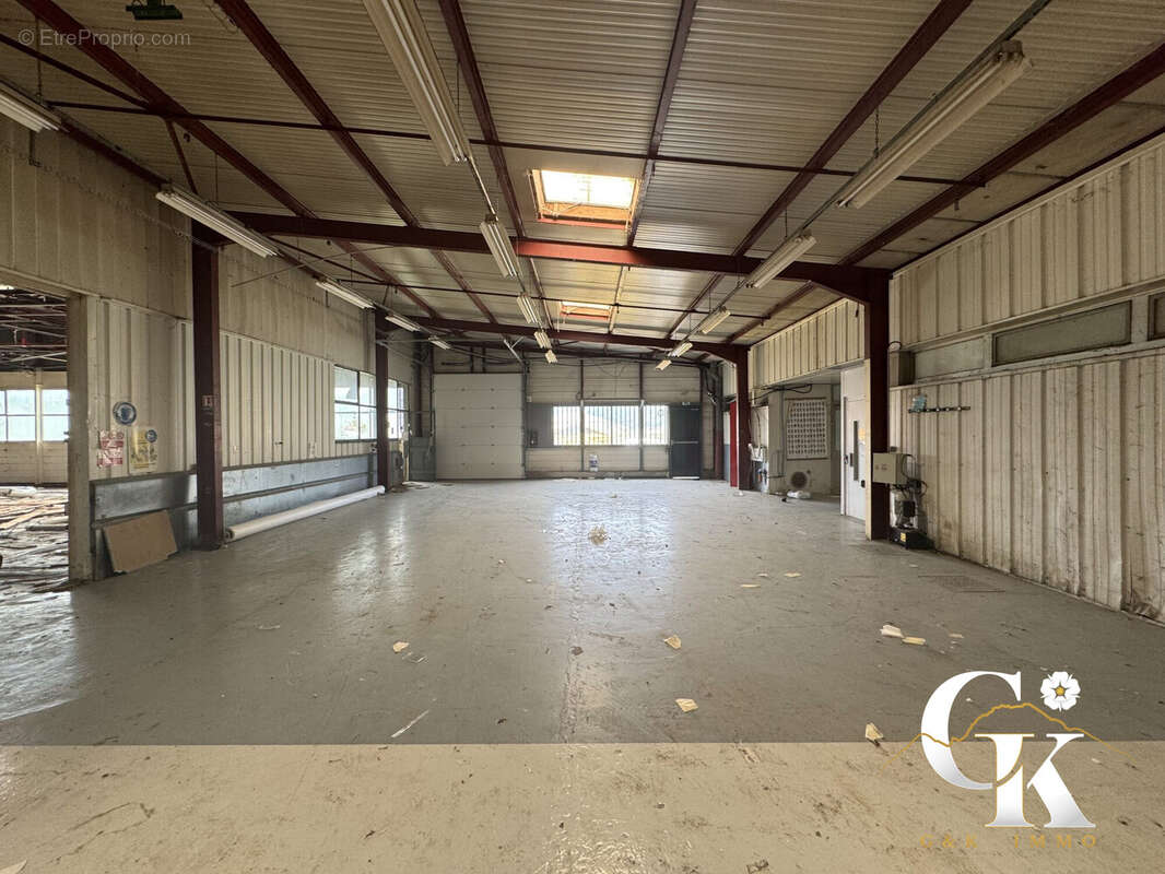 Commerce à SAINT-ETIENNE-DE-CROSSEY