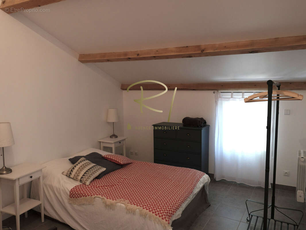 Maison de village en pierre avec 1 logement et 5 garages - Idéal investissement - photo 3
