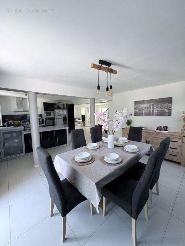 Volumes, luminosité et cadre privilégié pour cette belle maison familiale - photo 4