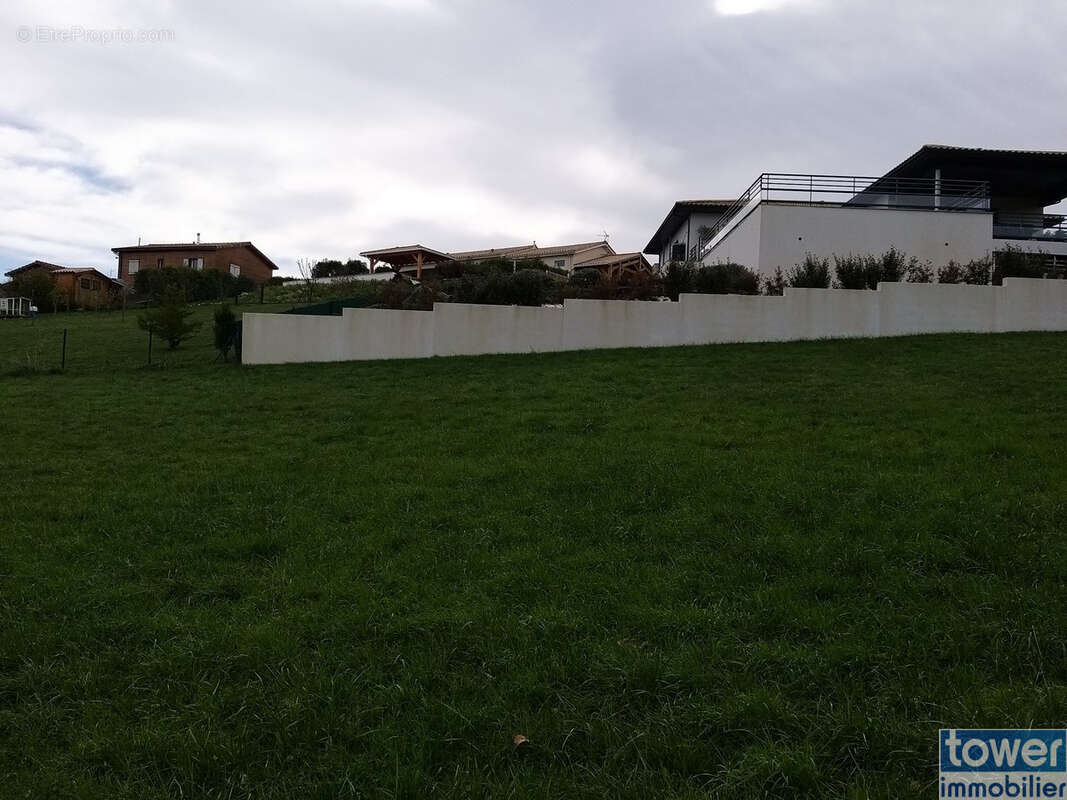 Terrain à GARAT