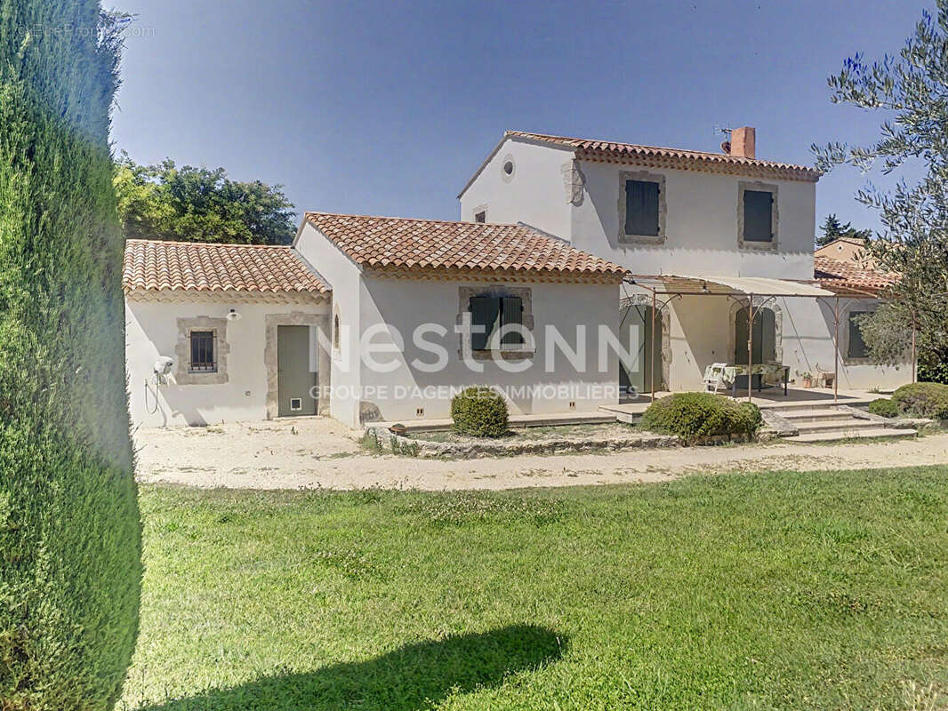 Maison récente de 147 m² avec 3 chambres, garage de 67 m² et terrain de 1 600 m² à Saint-Rémy-de-Provence - photo 7