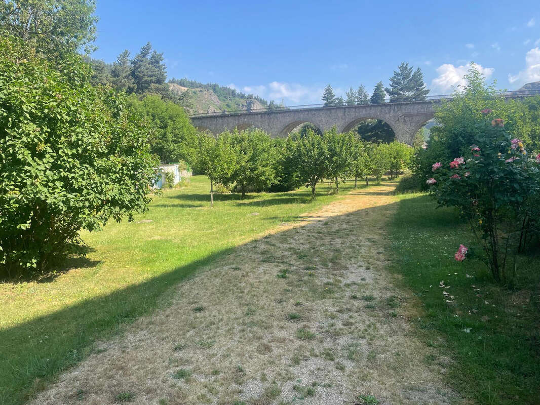 Jolie maison de village avec garages et terrain de 1000 m2 - photo 2