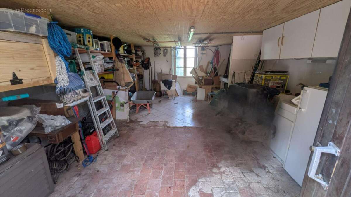 Sur Montaigu le blin, longère et dépendances - photo 15