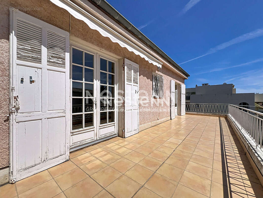 Golfe-Juan - Maison 5P 126 m² + Appartement indépendant 3P 98 m² - Terrain 1 480 m² - Sous-sol 70 m² - Parkings - Proche mer - photo 18