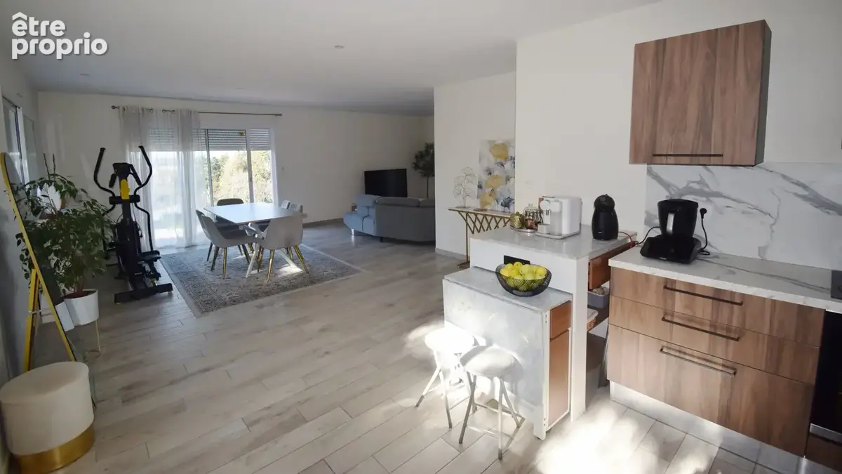 À VENDRE - CREUZIER-LE-VIEUX - Maison de plain-pied d'environ 118,92 m² - photo 2
