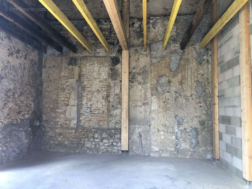 LESPARRE CENTRE GARAGE  RENOVE 29 m2 AVEC COUR  - Parking à LESPARRE-MEDOC