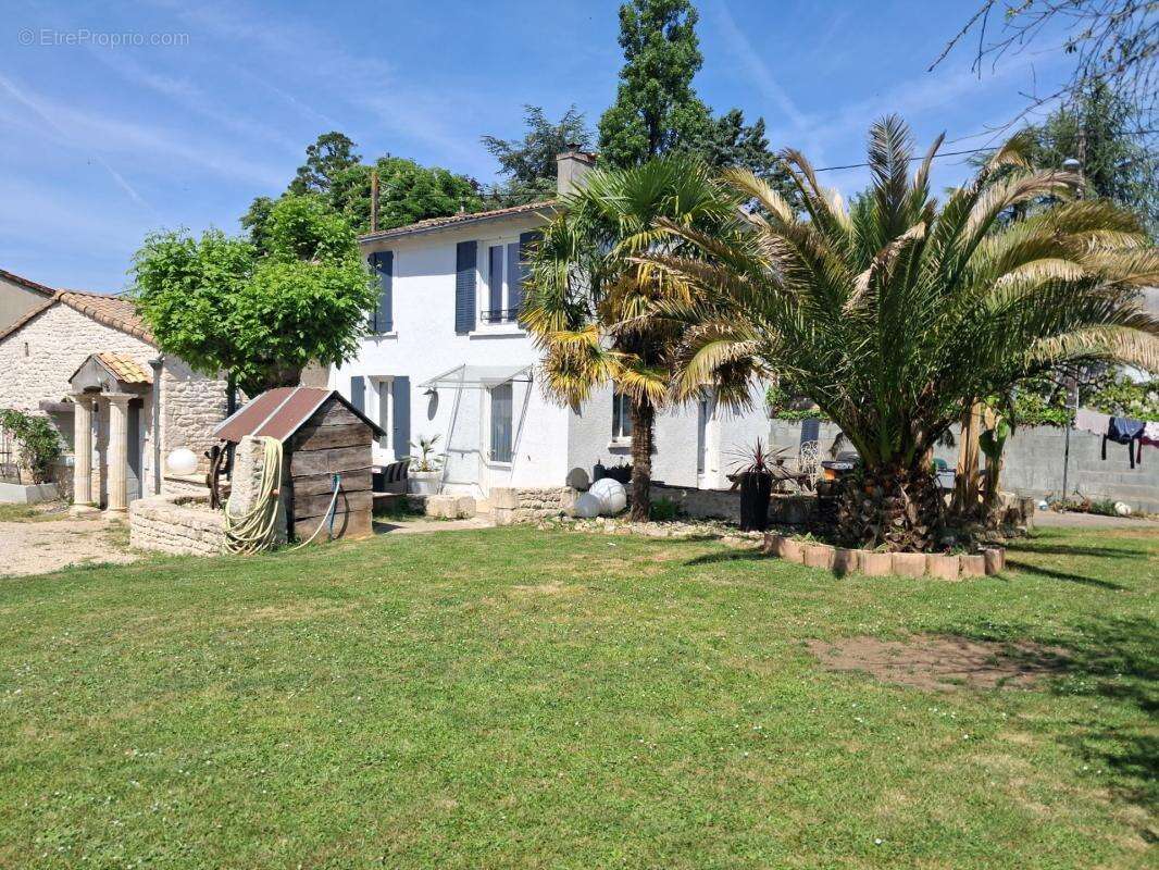 Vouillé – Maison de caractère 150 m² – Terrain arboré de 1100 m² – Coup de cœur assuré - photo 8