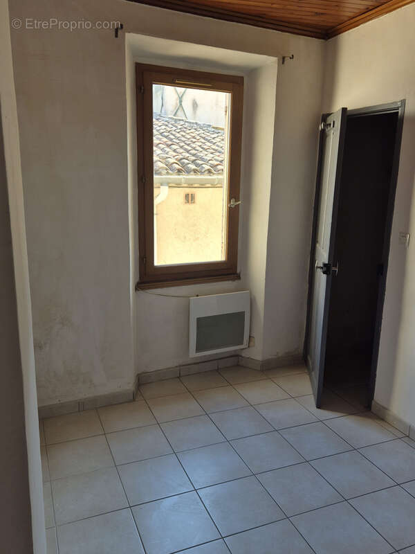 LAMBESC, Maison de village type 3 avec une cave. - photo 4