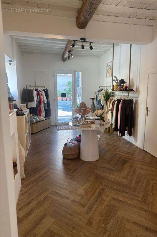 Commerce à SAINT-MARTIN-DE-CRAU