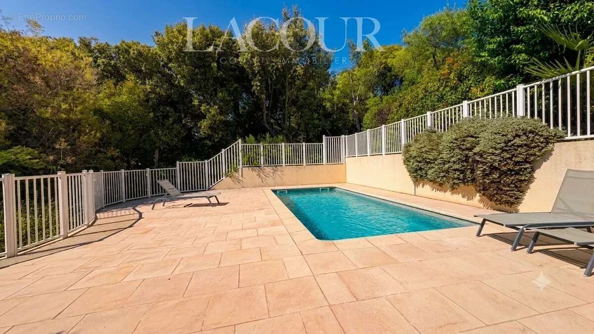 2 pièces en rez-de-jardin, écrin de verdure et vue mer - photo 2