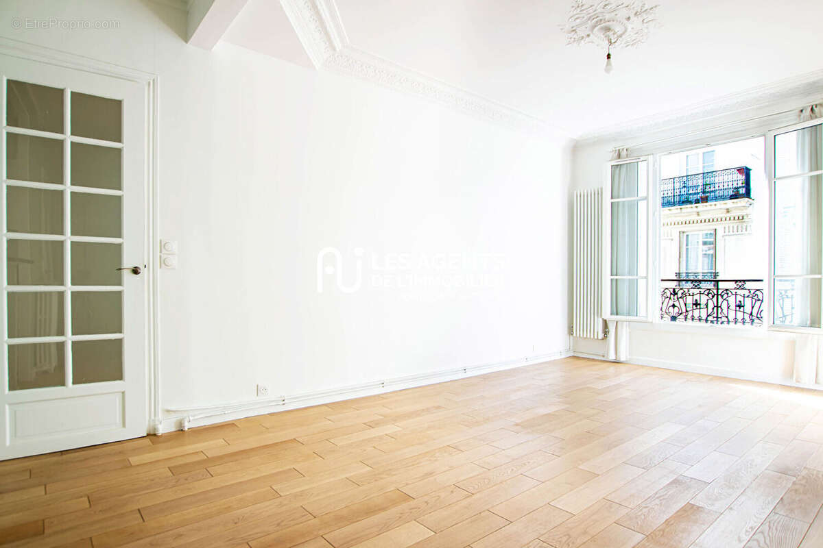 Appartement à COURBEVOIE