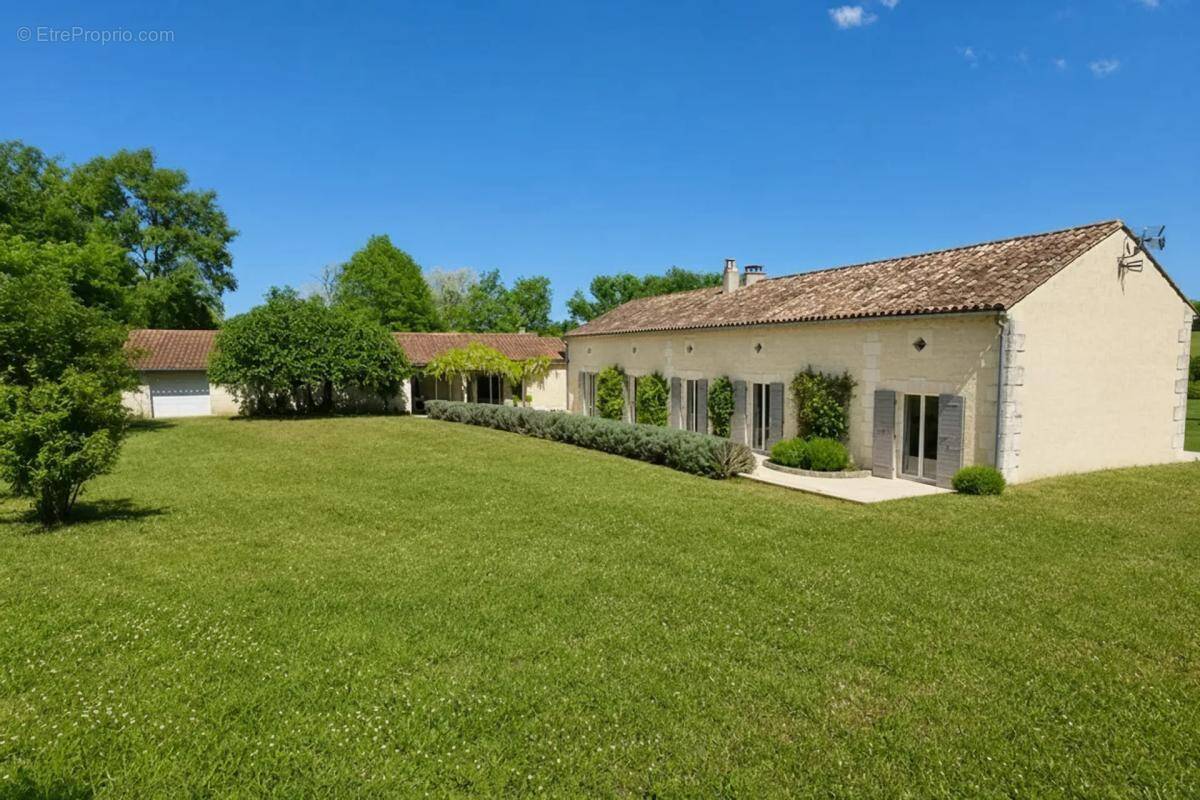 Maison à DOUVILLE