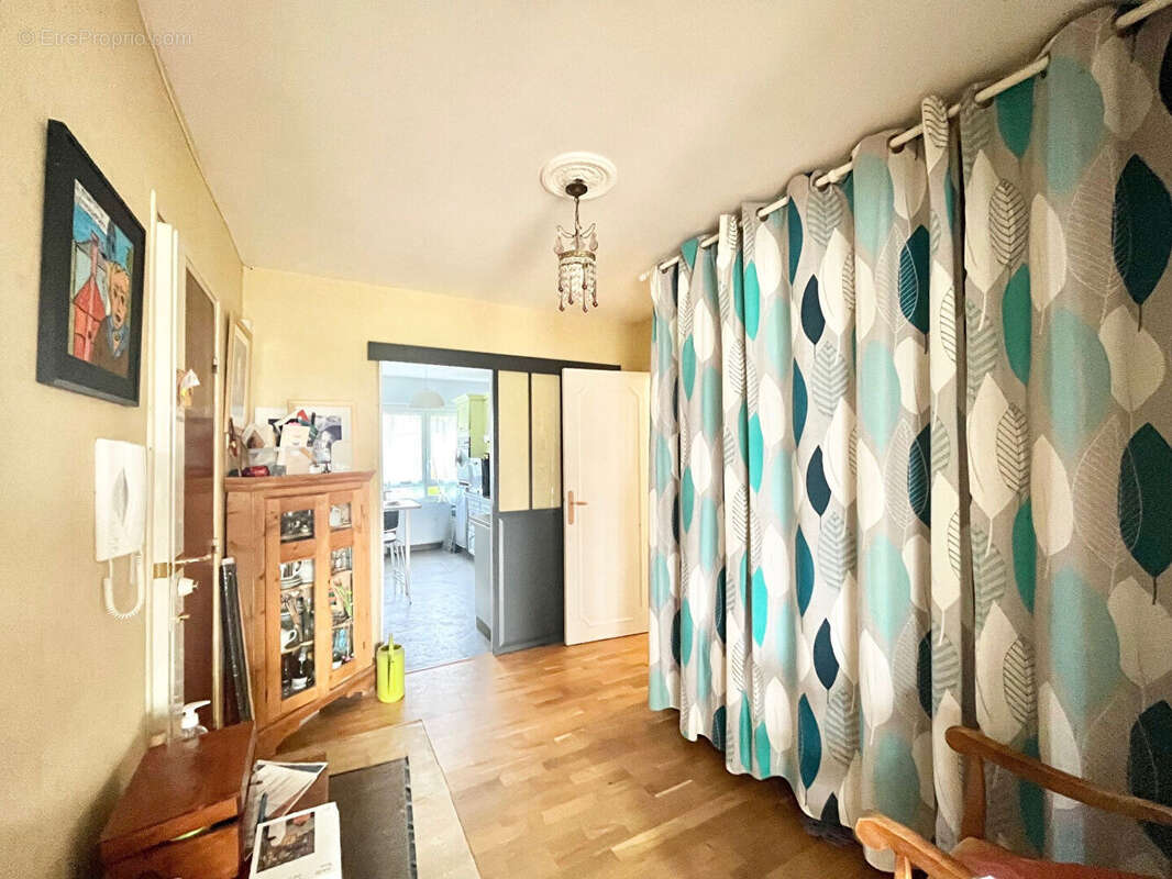 A VENDRE APPARTEMENT 4 PIECES 90 m2 A VENDRE - rez de jardin - terrasse sud - cave - garage fermé - photo 9