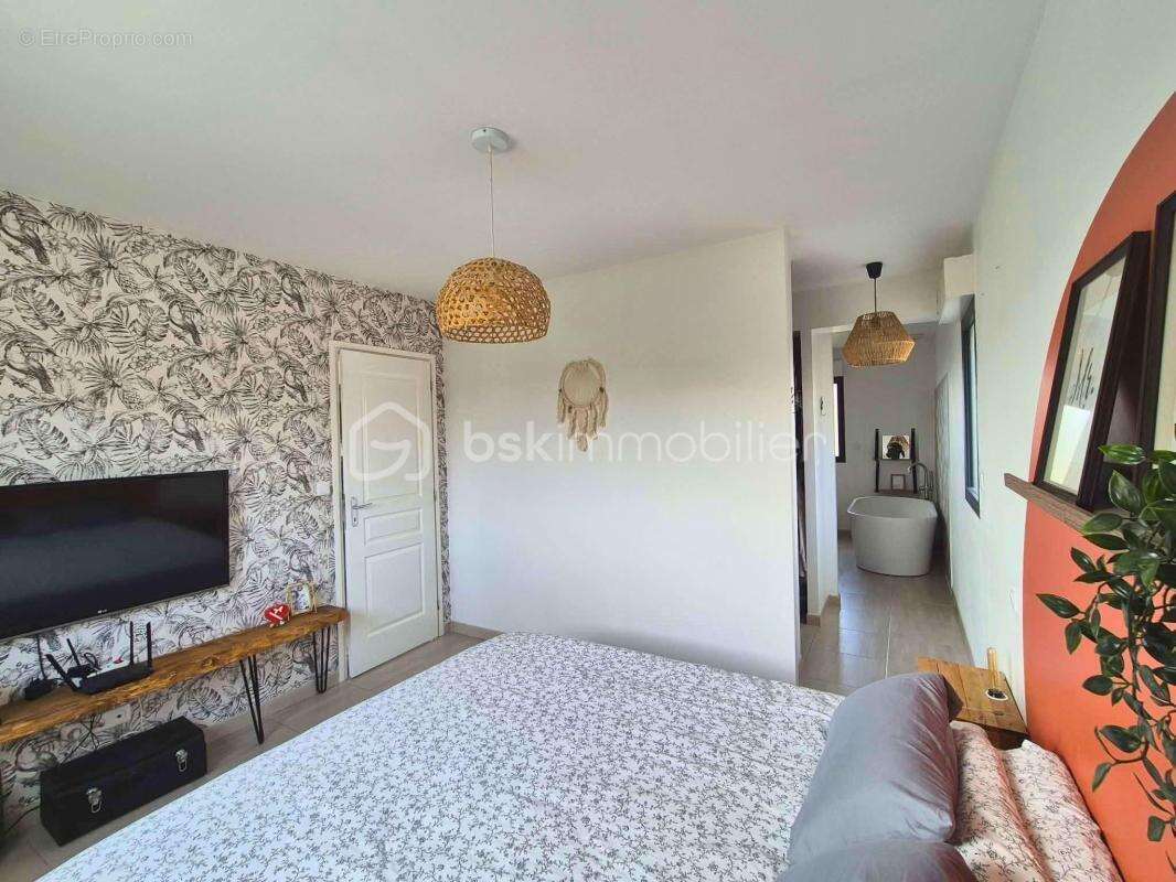 Exclusivité Maison contemporaine de 2018 – 154 m² – DPE A – Plain pied et Suite parentale – Terrain 1 139 m² – Garage - photo 9
