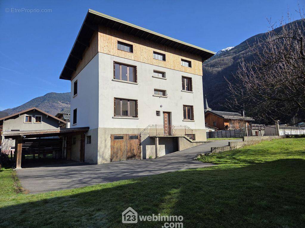 Maison composée de 2 appartements T3 de 75m² et son terrain de 896m² à La Bâthie. - Maison à LA BATHIE