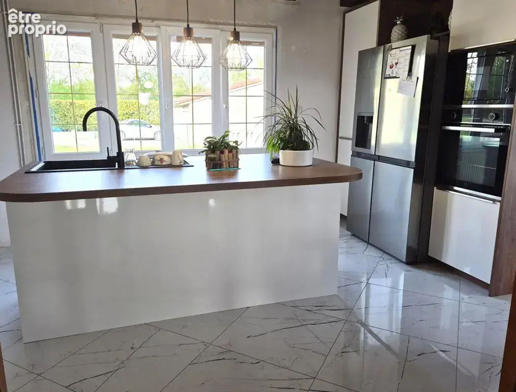 Belle Maison Individuelle ou Propriété Contemporaine avec sa Piscine de 141 m² Rénovée et à Façonner selon vos envies à plus de  - photo 3
