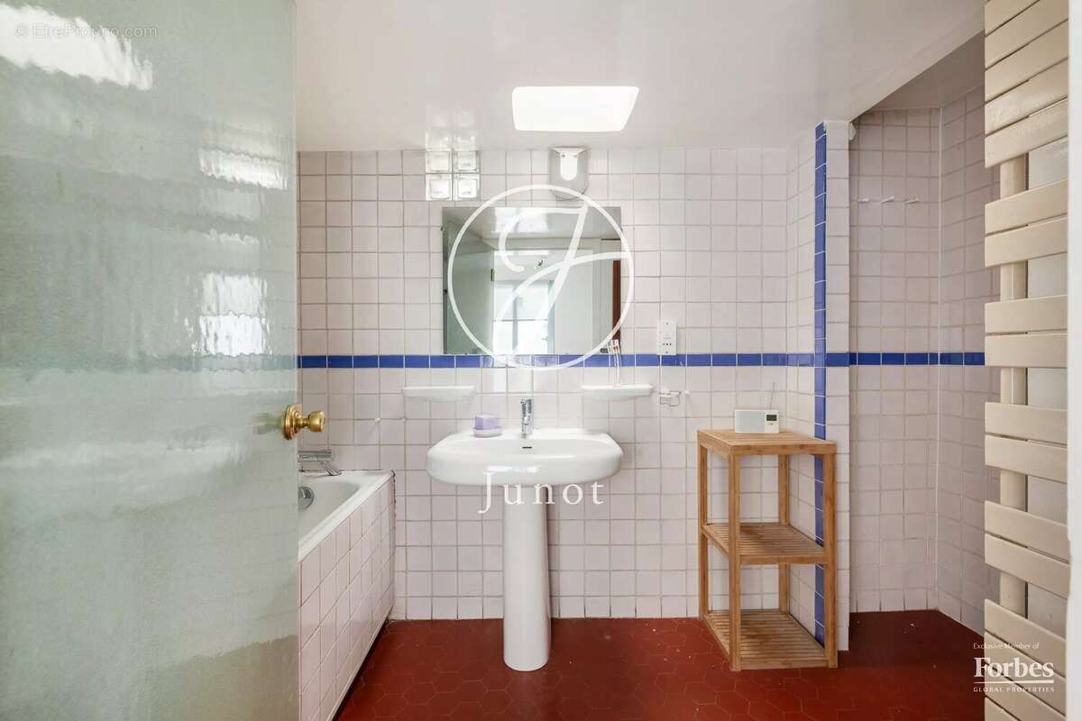 Paris 18e - HAUT MONTMARTRE / PLACE JEAN BAPTISTE CLÉMENT  - Appartement  à vendre - 4 pièces - 90,84m² Carrez - 107,84m² au sol - photo 18