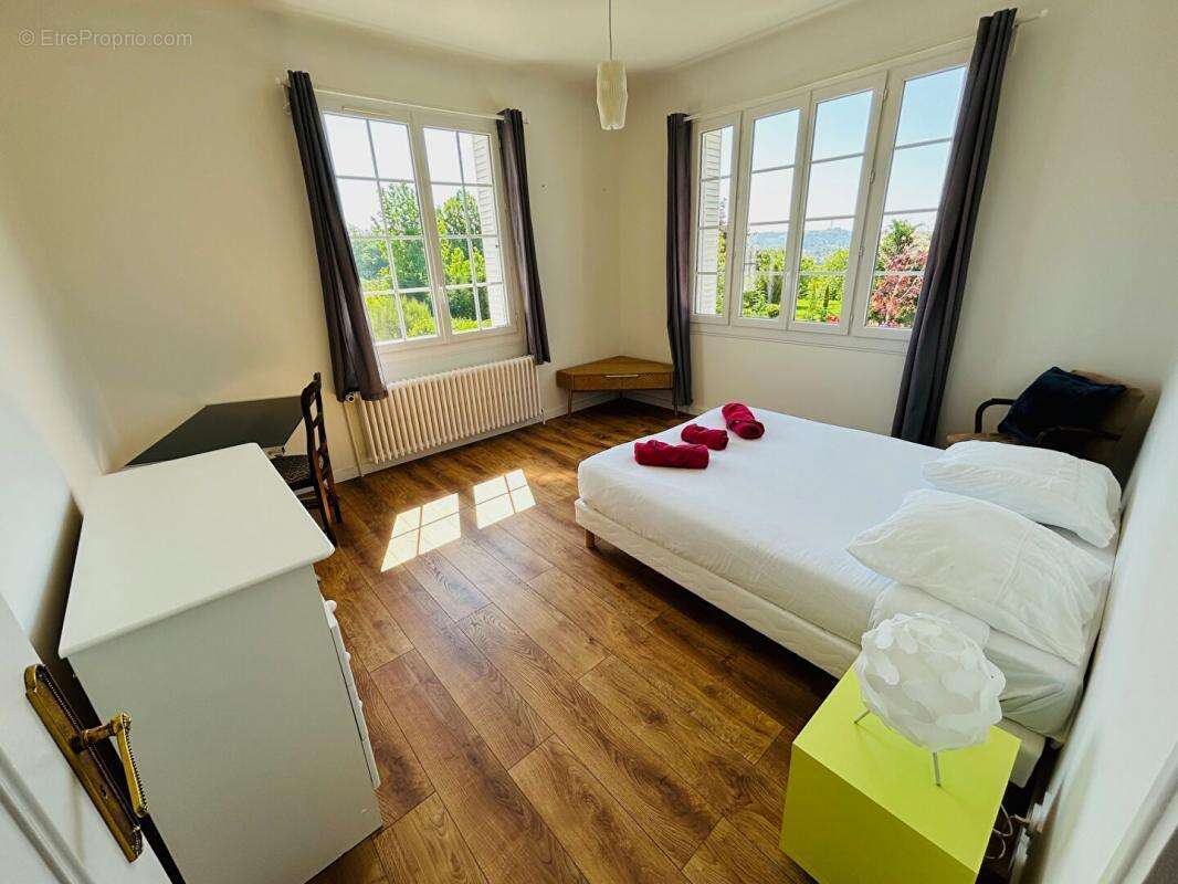 Maison à CREUZIER-LE-VIEUX