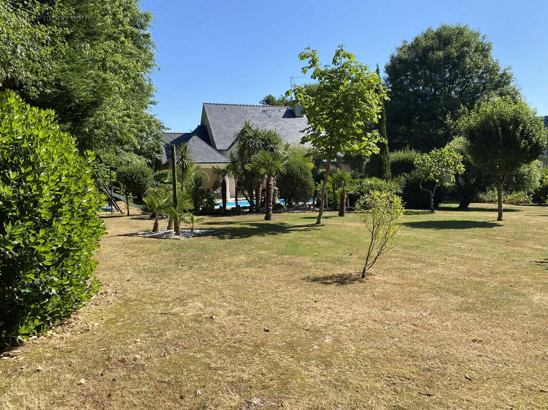 Villa de 180 m² sur une parcelle de 2400 m² avec piscine chauffée et accès direct sur le golf. - photo 3