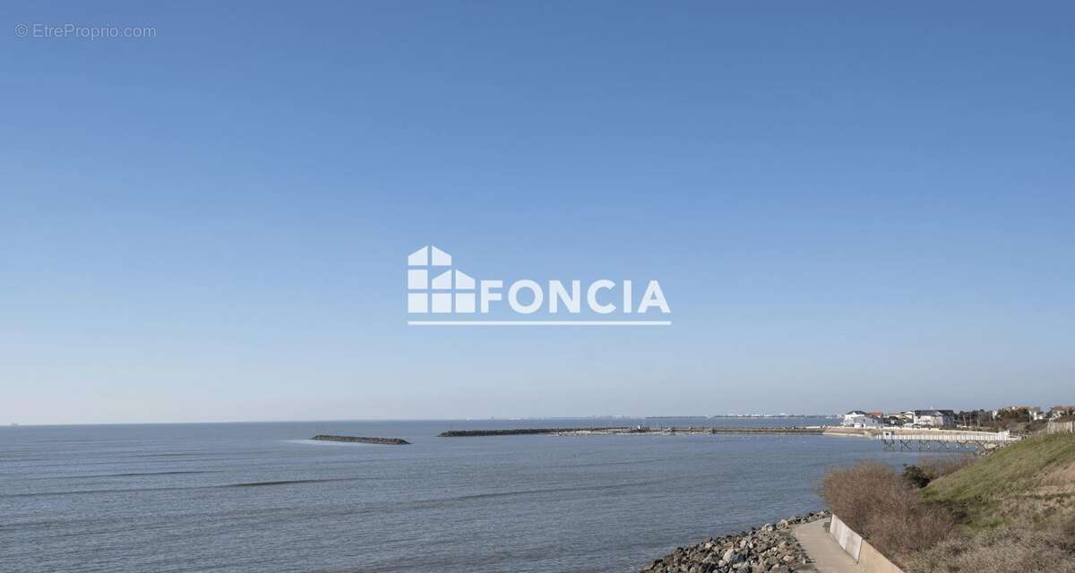 Châtelaillon-Plage. Niché au sein d’une résidence de standing avec ascenseur, cet appartement vous offre une vue imprenable sur  - photo 9