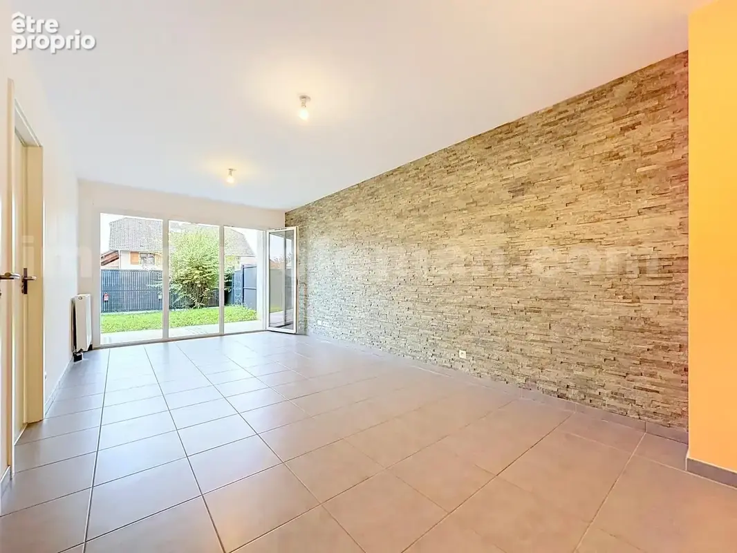 Appartement_T3_Reignier-Esery_belle_superficie_proche_prox_frontière_Suisse_direction_GENEVE_autoroutes_investissement_locatif_jardin_séjour_
