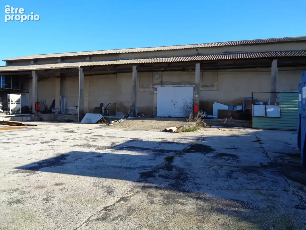 Gard Aimargues Entrepot 900m2 sur terrain 1700m2 centre de village - photo 3