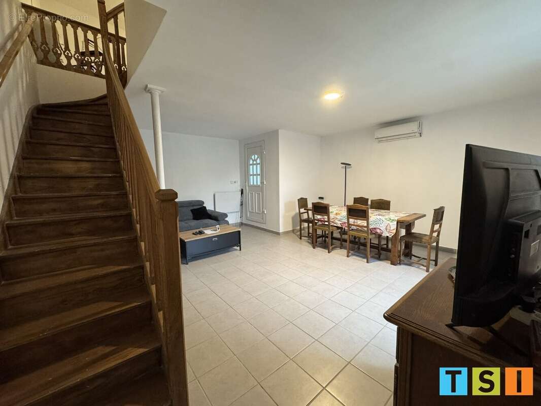 Au cur de Miramont-de-Comminges - ensemble immobilier - maison de caractère de 135 m² - vaste local commercial 100 m² sur 593m² - photo 4