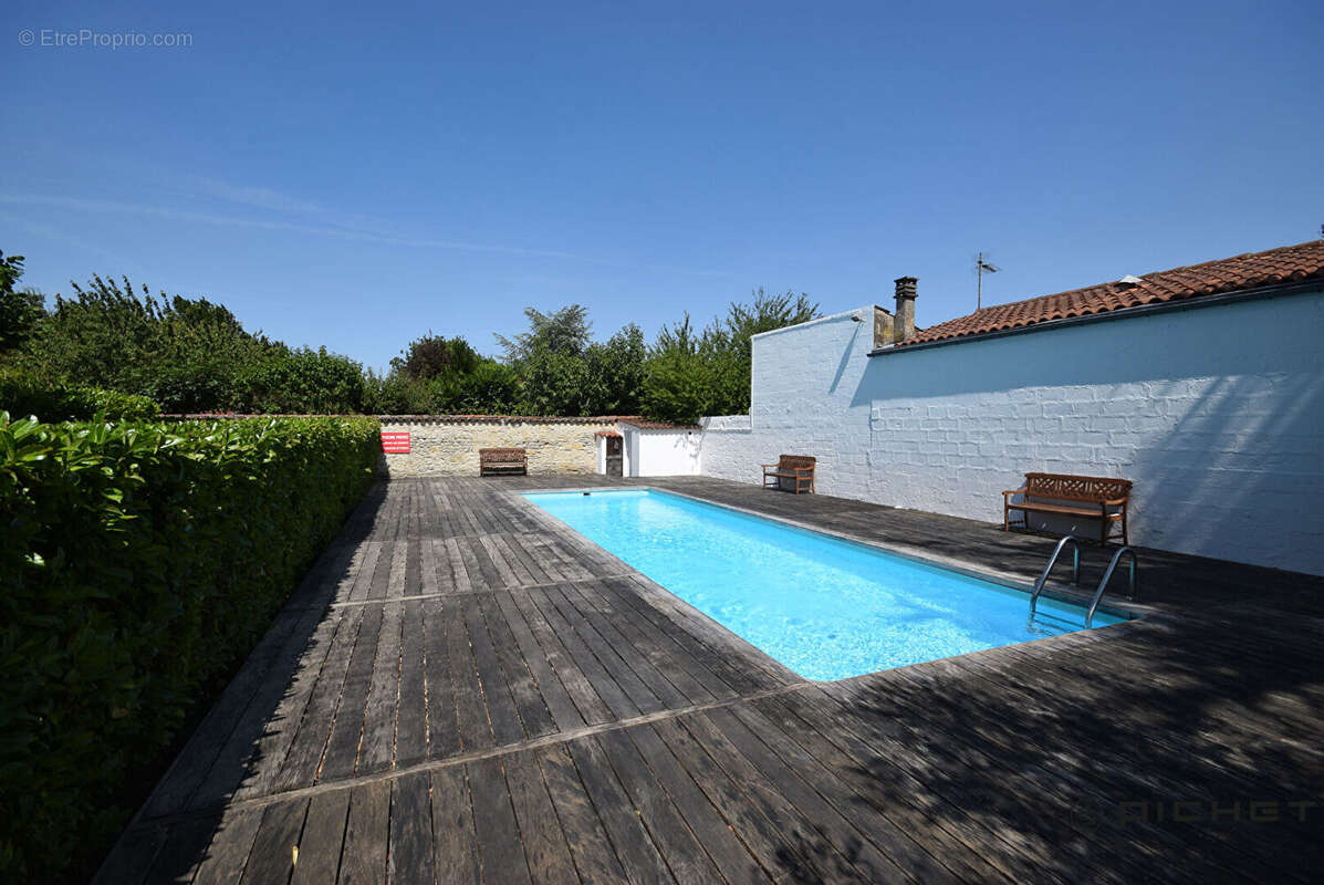 LA ROCHELLE Appartement T1 Bis avec ascenseur balcon parking et cave. - photo 8