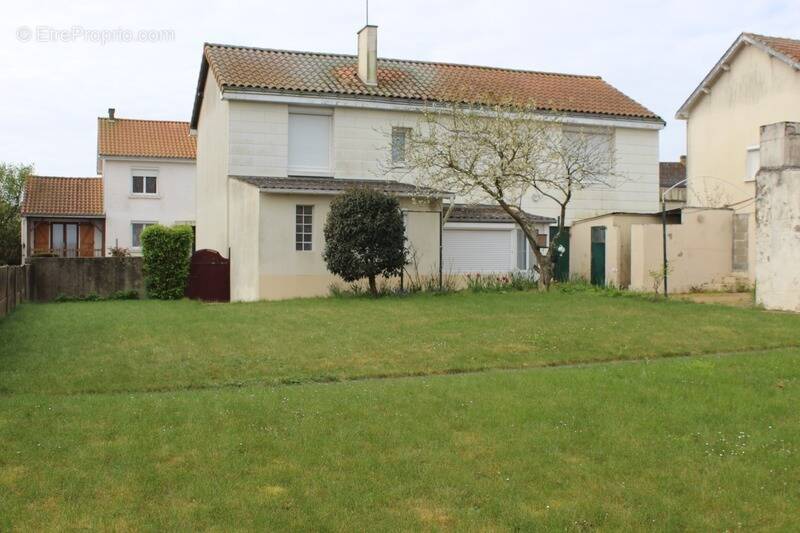 Maison à LA SALLE-ET-CHAPELLE-AUBRY