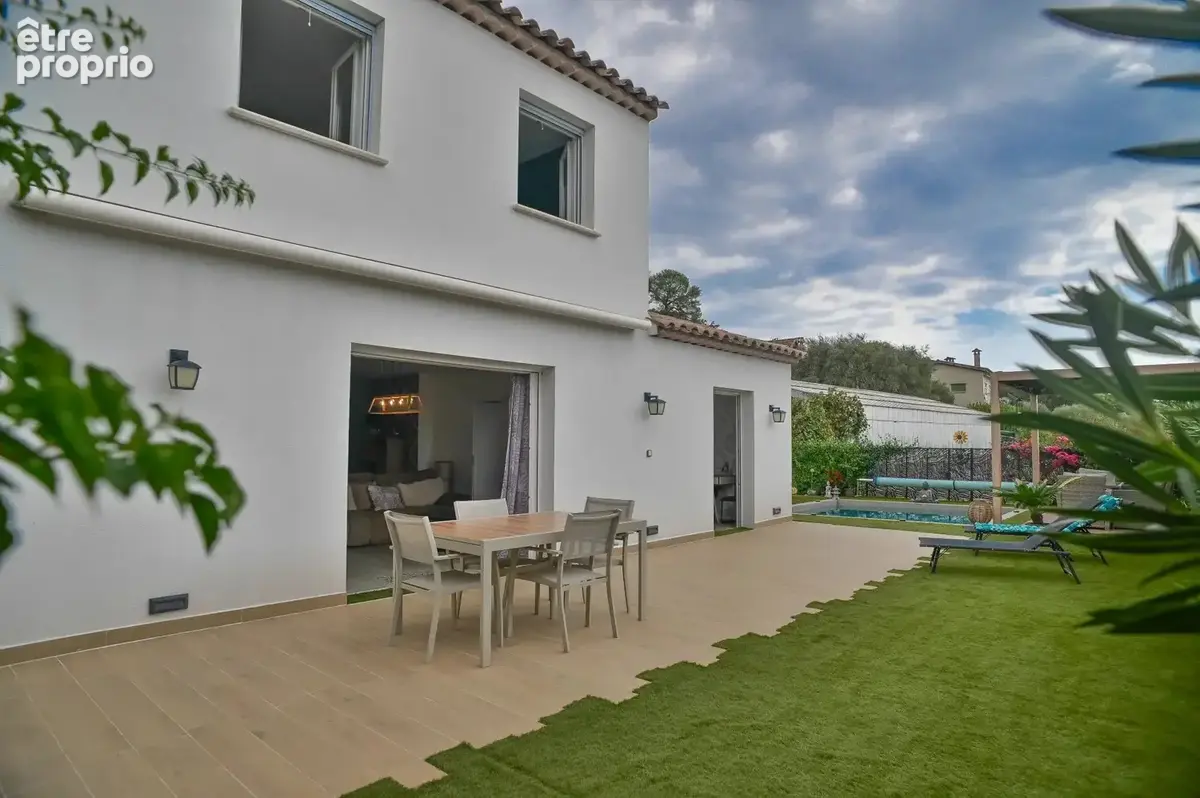 VILLENEUVE-LOUBET - Villa récente 4 Chambres – 120 M² – Piscine – Proche village - photo 4