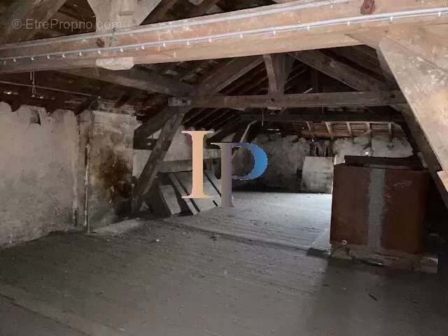 Appartement à COURS-LA-VILLE