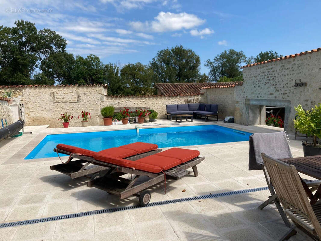 pool with loungers - Maison à AUBETERRE-SUR-DRONNE