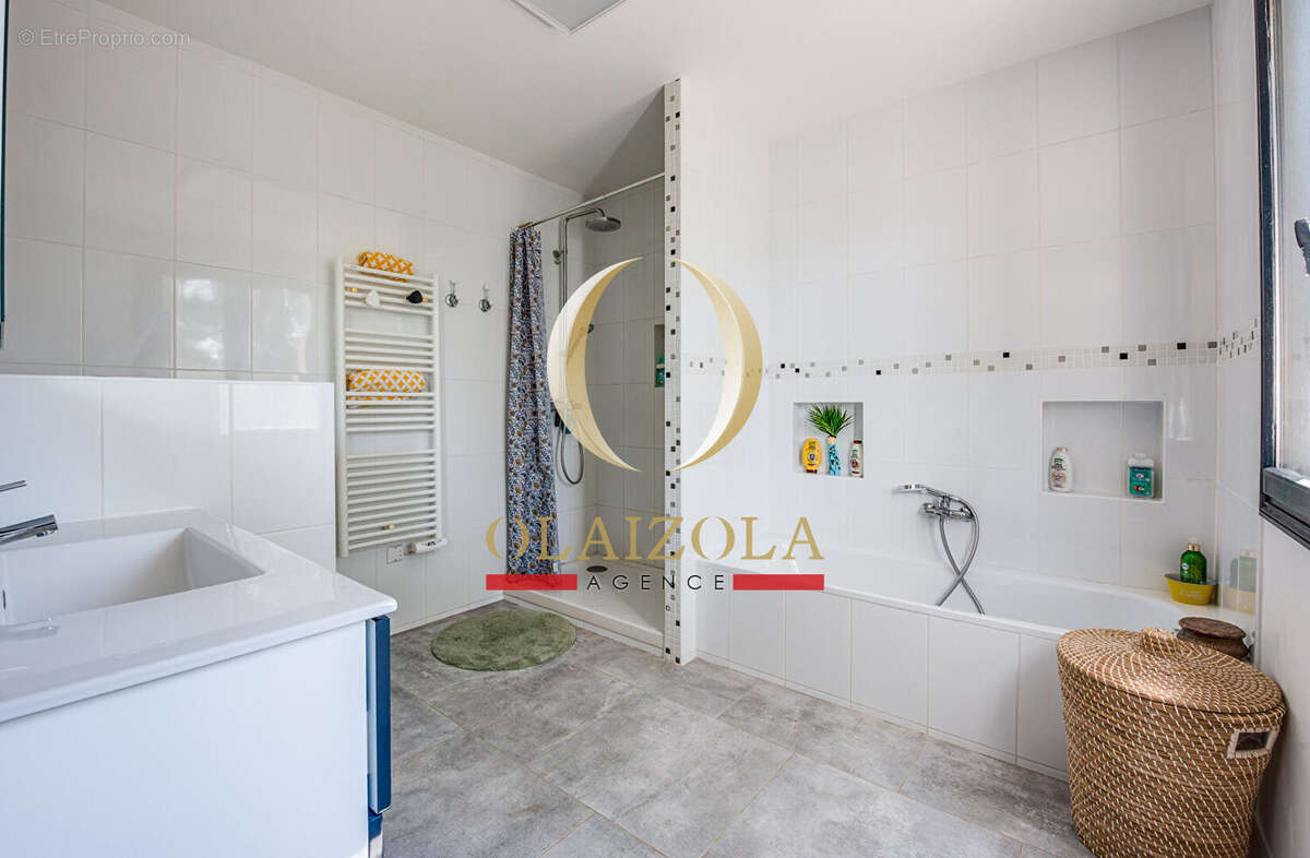 ESPELETTE - Maison basque avec appartement T2 et terrain de 2 000 m² - photo 12