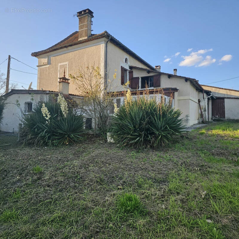 Maison à LUSIGNAC