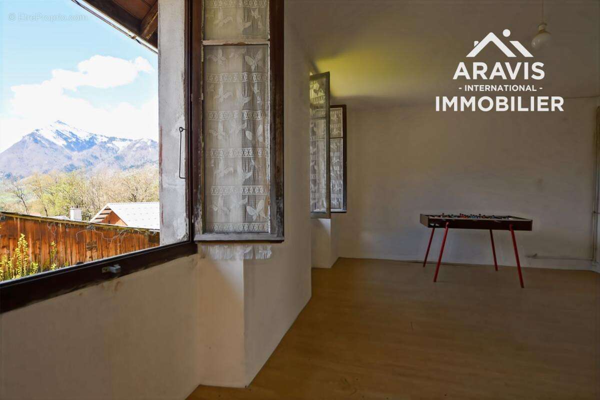 Maison à LA RIVIERE-ENVERSE