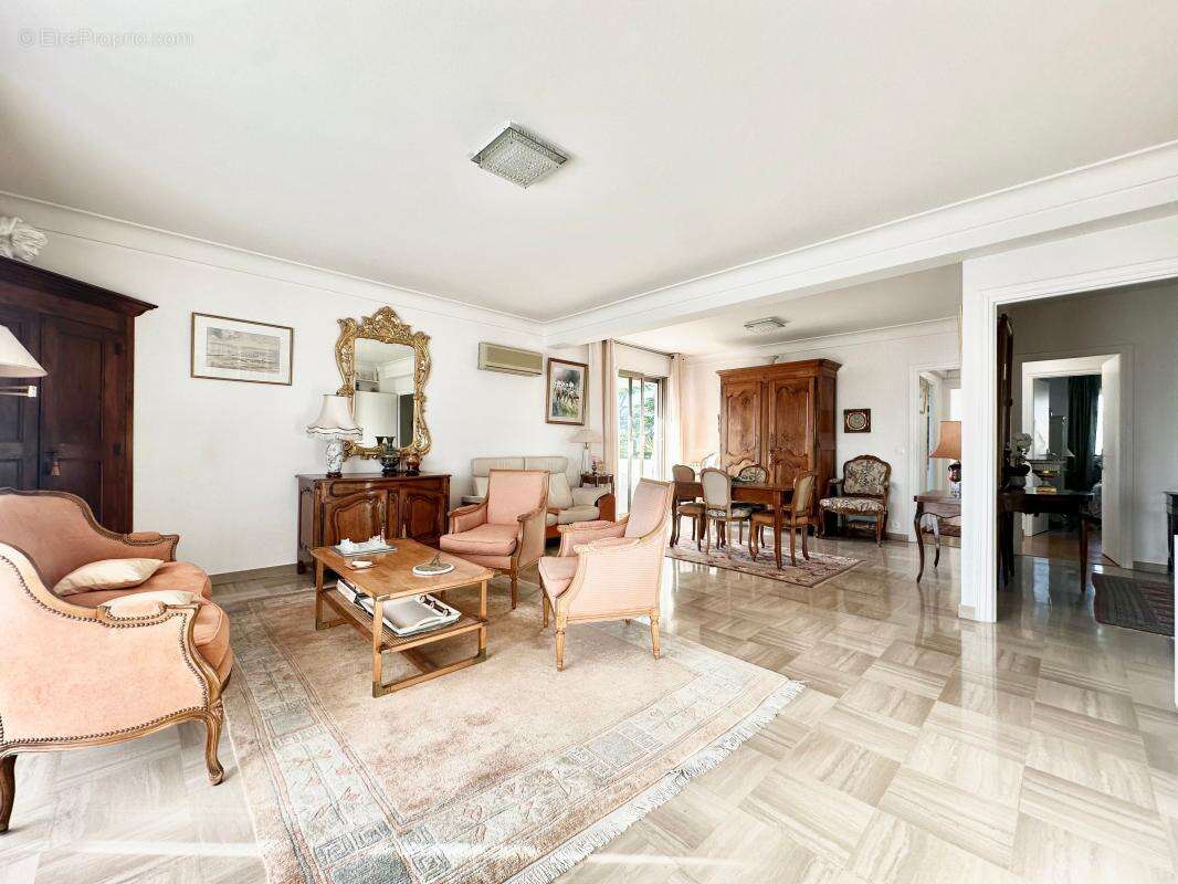 Appartement à SAINT-LAURENT-DU-VAR