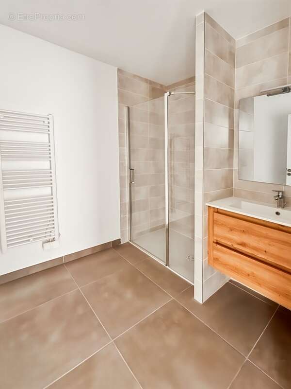 Appartement à VIC-LA-GARDIOLE