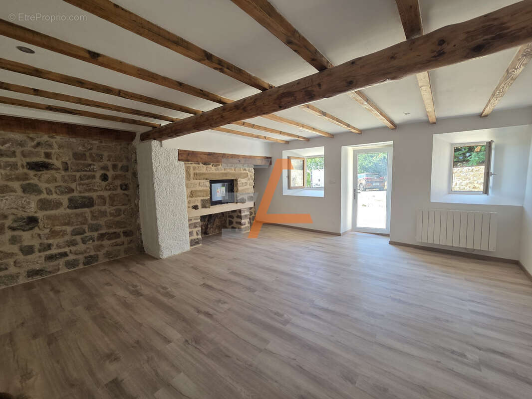 Maison à SAINT-HILAIRE-CUSSON-LA-VALMITTE