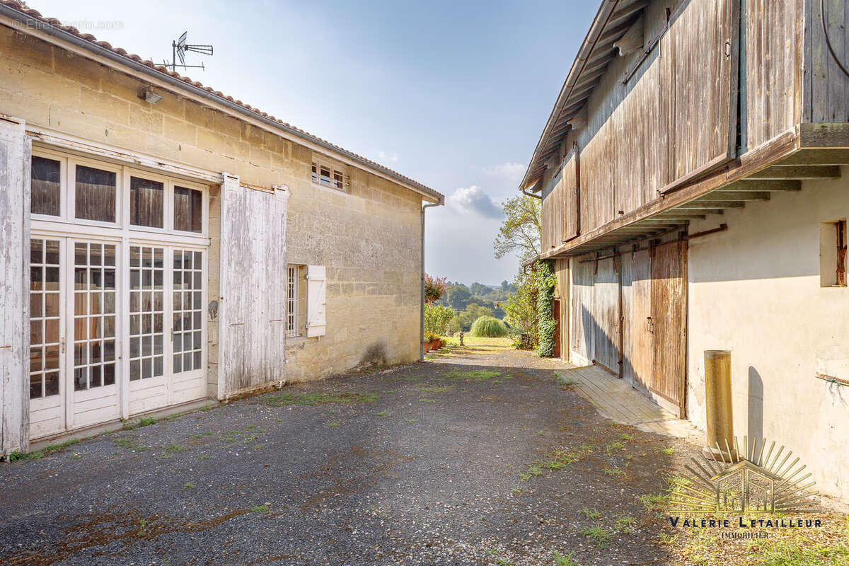 Maison de charme 358m2 habitables sur une parcelle de 10 000 m2 avec vue dégagée - photo 14