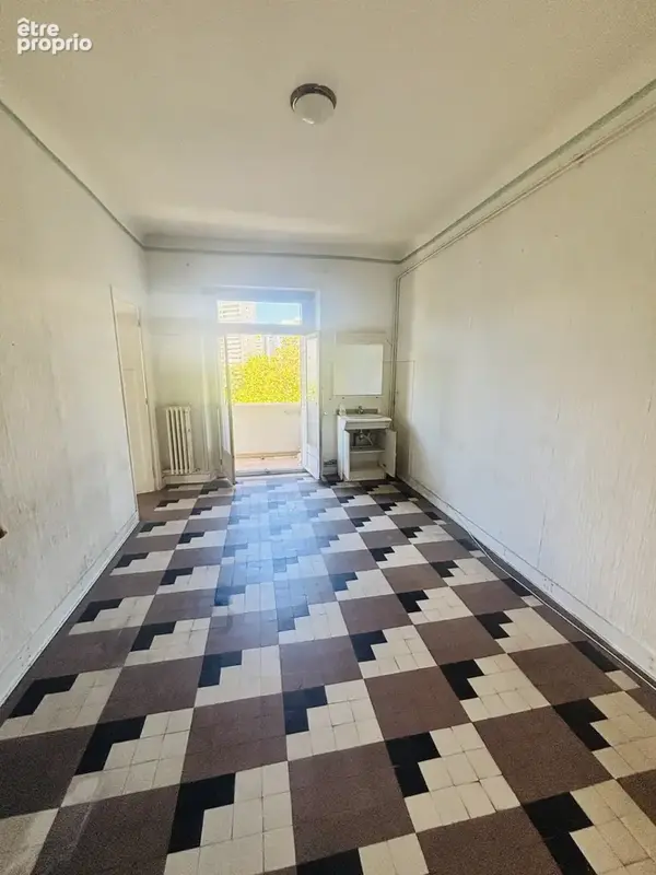 Toulon, proche centre ville et port, vaste appartement T4 traversant + chambre de bonne + cave dans résidence - photo 6