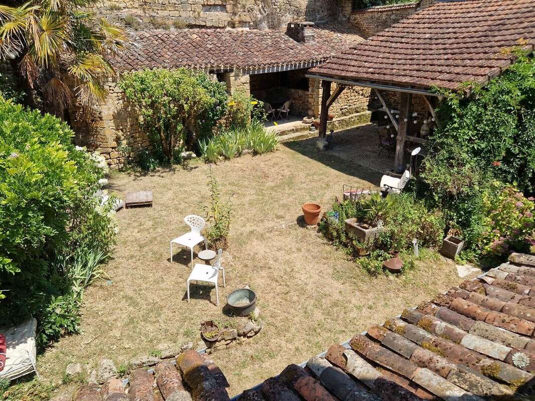 Propriété de charme avec dépendances, piscine et jardin dans un hameau. - photo 5