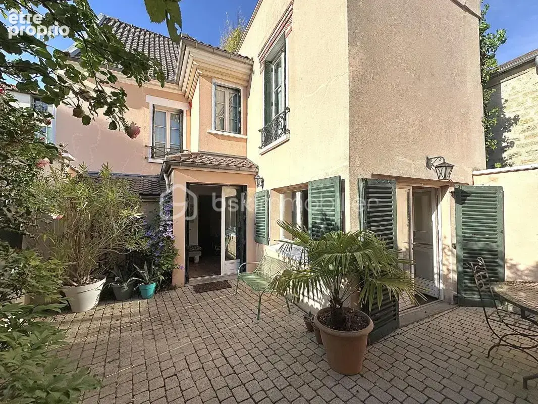 Maison à LE MESNIL-LE-ROI