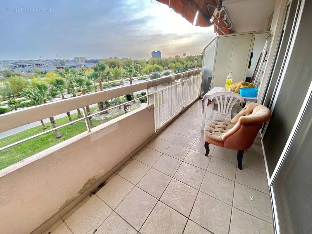 Appartement à SAINT-LAURENT-DU-VAR