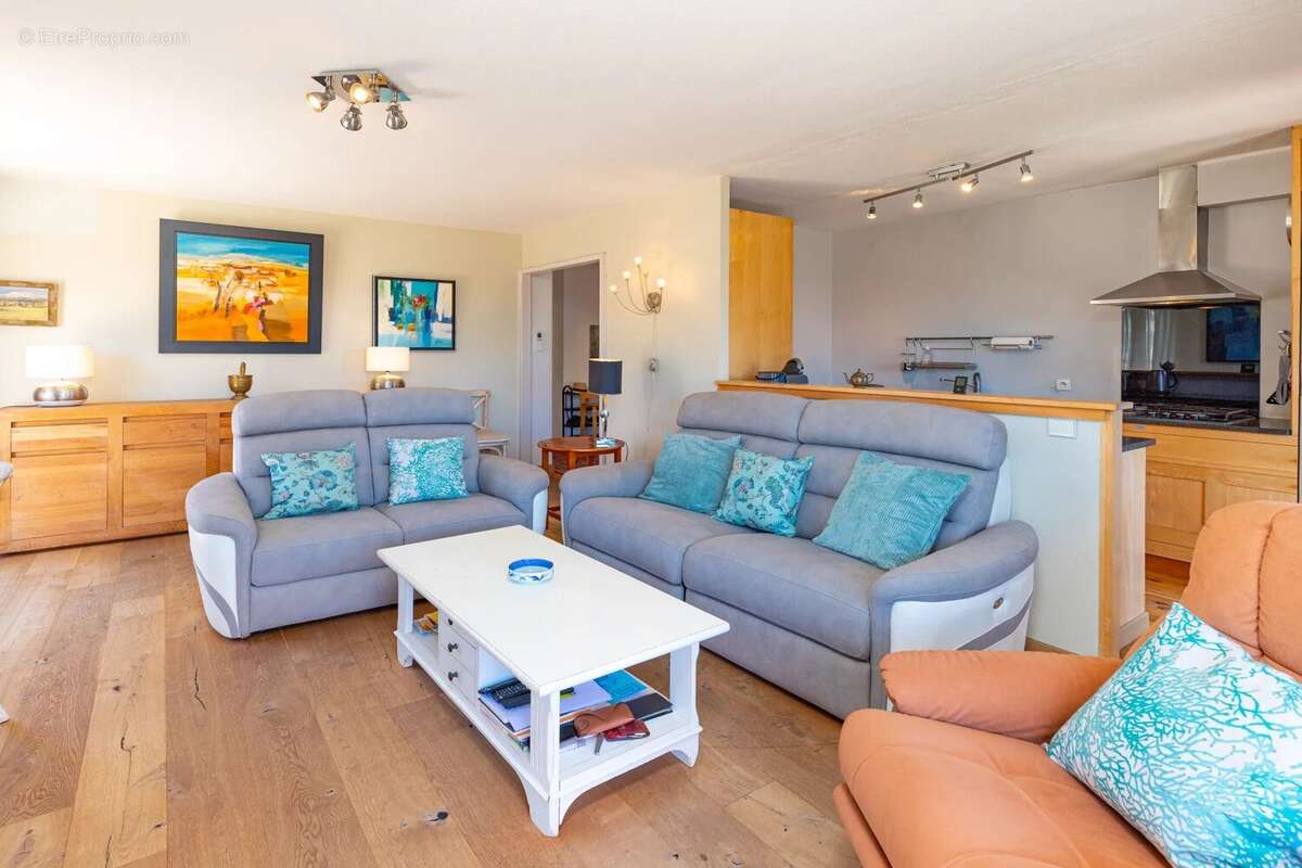 VENDU - Exclusivité  - JUAN-LES-PINS - Magnifique 3P avec terrasse de 40m² - piscine - parking en sous sol - à 150 m des plages - photo 11