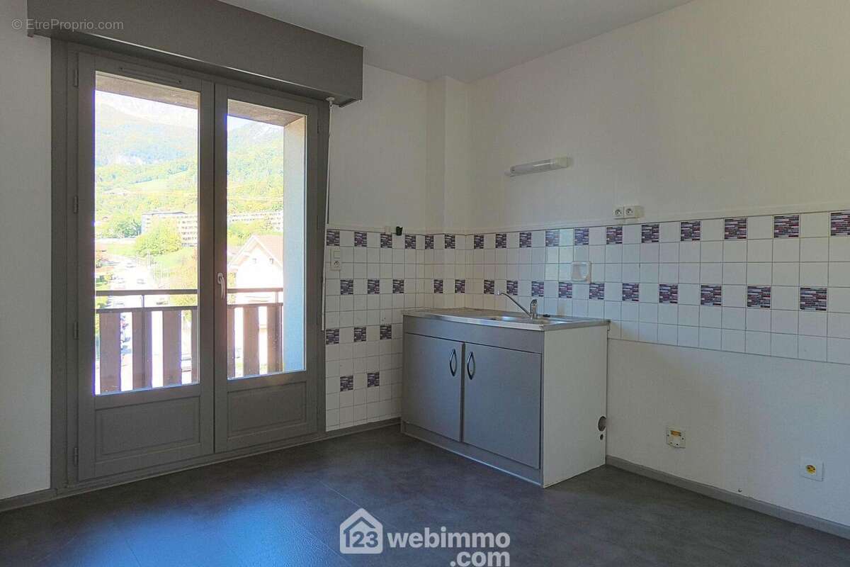 La cuisine indépendante à aménager selon vos besoins ... - Appartement à UGINE